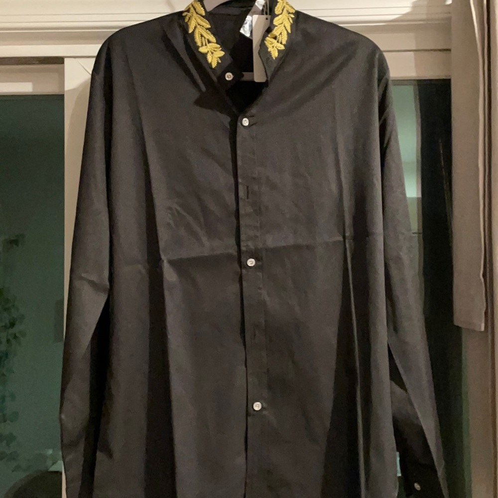 Zeroya men’s black shirt with gold collar detail